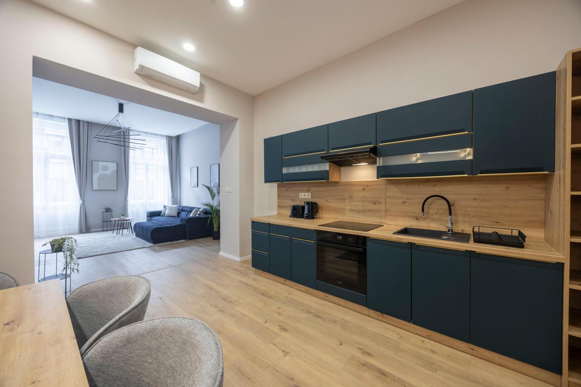 Luxe & Charm Grand With 3bedrm, 3bathrm Apartment Budapest