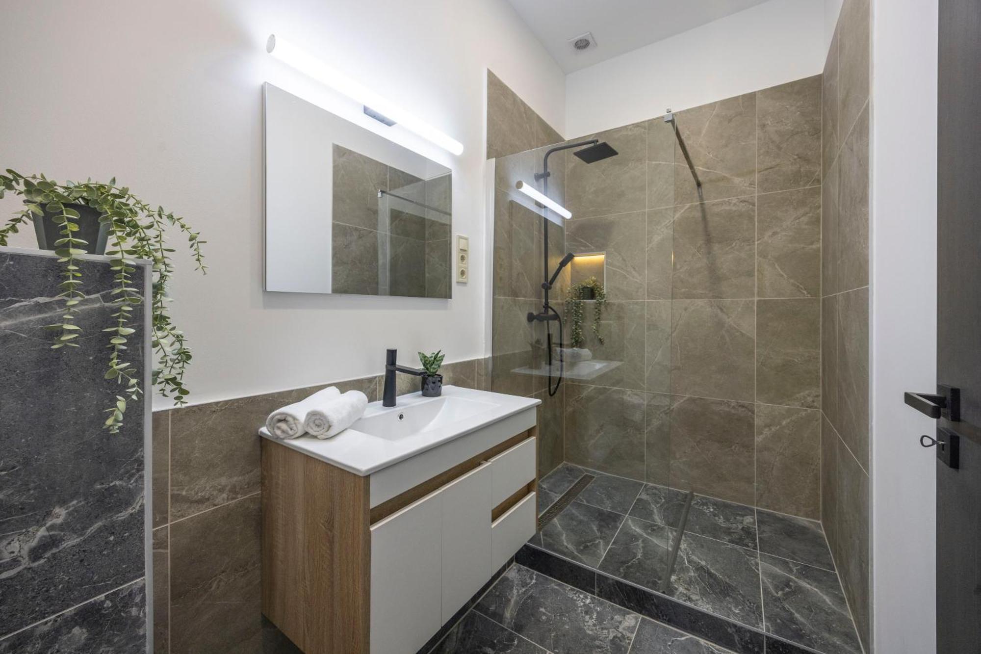 Luxe & Charm Grand With 3bedrm, 3bathrm Apartment *